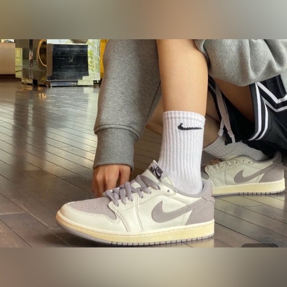 Air Jordan 1 Retro OG Low Atmosphere Gray Men's 10 Original Box CZ0790 101 NEW - Picture 8 of 9